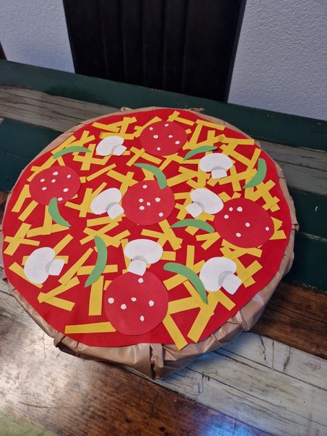 Surprise pizza Pizza Boxes Crafts Diy, Surprise Sidney Scream, How To Make A Pizza Box Out Of Paper, Sushi Surprise, Surprise Pizza, Christmas Tree Skirt, Pizza, Christmas Tree, Holiday Decor