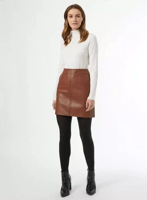 How to Style Mini Skirts and Turn Heads – Svelte Magazine Brown Leather Skirt Outfit Winter, Tan Leather Skirt Outfit, Leather Skirt Outfit Winter, Brown Leather Skirt Outfit, Leather Mini Skirt Outfit, Tan Leather Skirt, Short Leather Skirts, Spring Skirt Outfits, Brown Leather Skirt