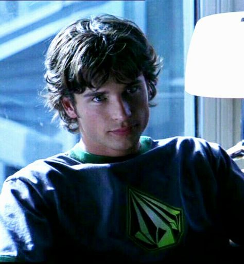 Clark Kent Smallville Season 1, Red Kryptonite Clark, Clark Kent Smallville Red Kryptonite, Tom Welling Clark Kent, Tom Welling 2000s, Young Tom Welling, Clark Kent Icon, Kent Clark, Clark Kent Smallville