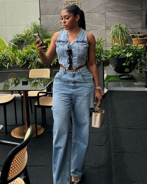 Denim Outfit Party, Smart Casual Women, African Print Maxi Skirt, Denim Street Style, Effortlessly Chic Outfits, Trendy Fashion Outfits, Street Style Chic, Fashion Line, Denim Outfit