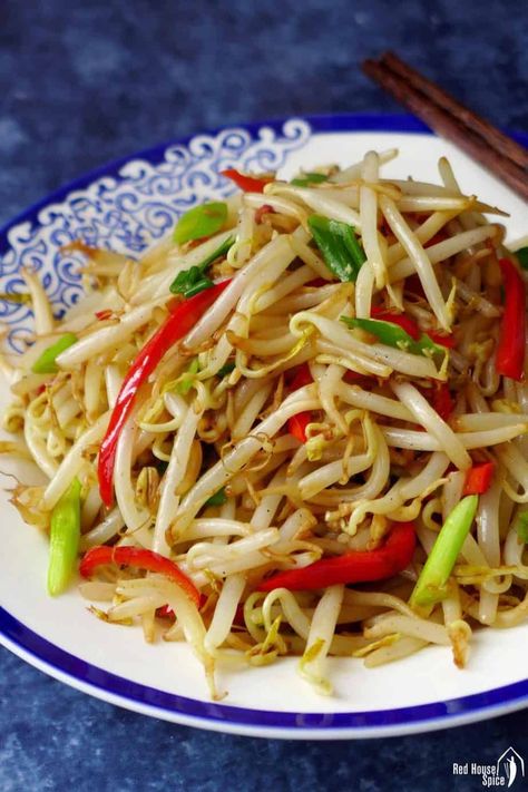 Mung bean sprouts: Homegrown guide & a stir-fry recipe - Red House Spice Sprouted Mung Bean Recipes, Mung Bean Sprouts Recipes, Bean Sprout Recipes, Boiled Beef, Bean Cakes, Gluten Free Chili, Stir Fry Dishes, Herb Seasoning, Sprout Recipes