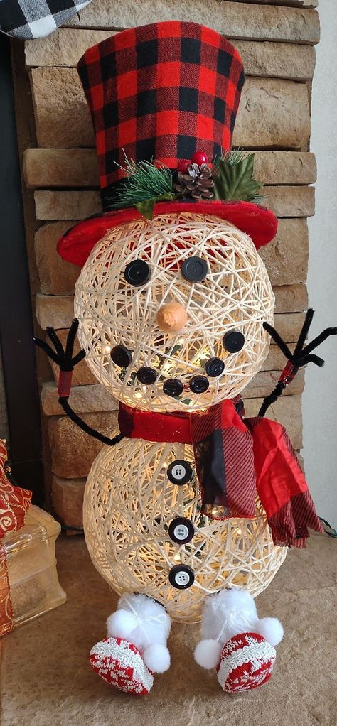 String Snowman Balloon Diy, Balloon Snowman, Twine Decorations, Yarn Snowman, Diy Snowman Decorations, Diy Christmas Paper, Building A Snowman, Snowman Crafts Diy, Twine Crafts