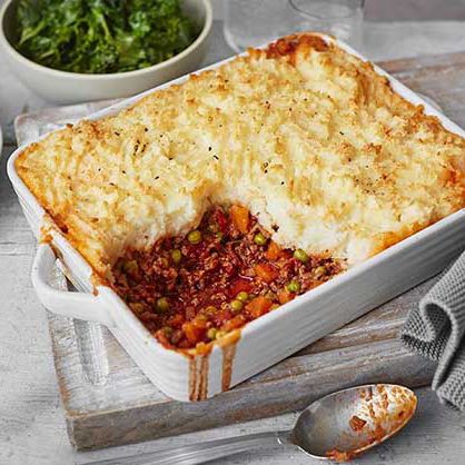 This hearty cottage pie is layered with rich beef mince and buttery mash for a delicious family dinner. | Tesco Bean Pie, Cottage Pie Recipe, Delicious Family Dinners, Tesco Real Food, Bbc Food, Classic Cottage, Cottage Pie, Perfect Pies, More Recipes