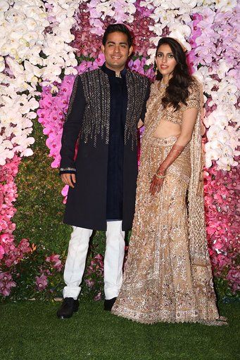 When Maroon 5 Performed At Akash Ambani Wedding Reception #shaadiwish #indianwedding #akashambaniwedding #akkustoletheshlo #akashambani #shlokamehta #bridallehenga #groomwear #outfitideas #manishmalhotra Akash Ambani Wedding, Shloka Mehta, Akash Ambani, Ambani Wedding, Twinkle Khanna, Fire And Stone, White Saree, Bollywood Wedding, Groom Wear