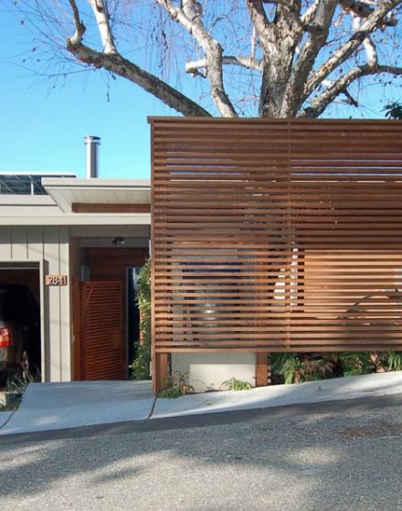 Holtwood Hipster: In the Works // Wood Slat Privacy Screen Wood Slat Wall, Wood Screens, Front Yard Fence, Privacy Walls, Privacy Screen Outdoor, Outdoor Privacy, Modern Fence, Exterior Wood, Outdoor Wood