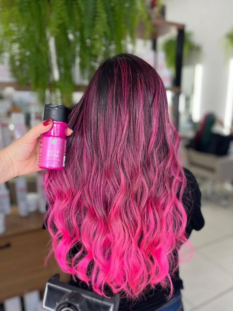 Mechas rosa com boto rosa Rich Hair Color, Pink Hair Highlights, Witch Hair, Pink Ombre Hair, Highlights Curly Hair, Hot Pink Hair, Light Hair Color, Bright Hair, Hair Color Pink