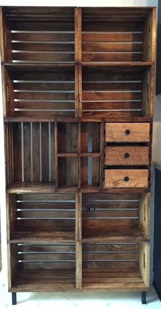 Crate Bookcase, Storage Hacks Bedroom, Crate Crafts, Diy Wooden Crate, Crate Bookshelf, Kitchen Furniture Storage, Crate Diy, Crate Shelves, Crate Furniture