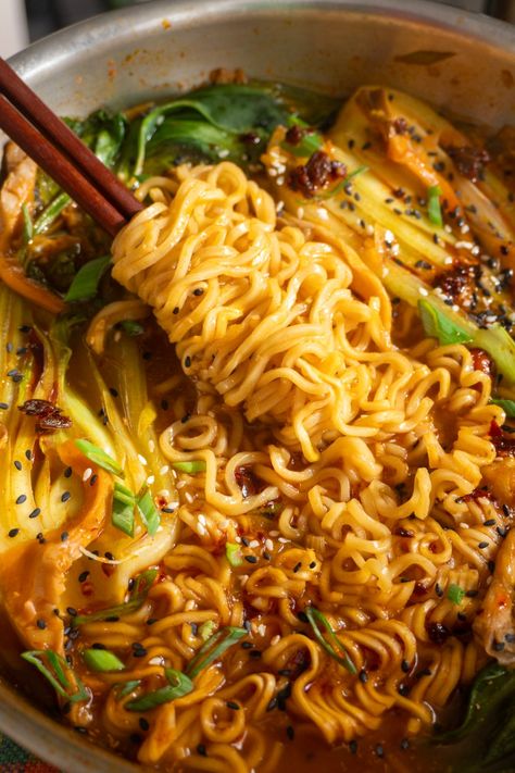 Easy One-Pot Spicy Vegan Ramen - BeExtraVegant Ramen Stir Fry Vegetarian, Vegetarian Recipes Ramen, Healthy Vegan Ramen, Vegan Ramen Recipes Easy, Ramen Recipes Vegan, Easy One Pot Vegan Meals, Vegan Celiac Recipes, Light Vegan Lunch, Easy Vegan Ramen Noodle Recipes