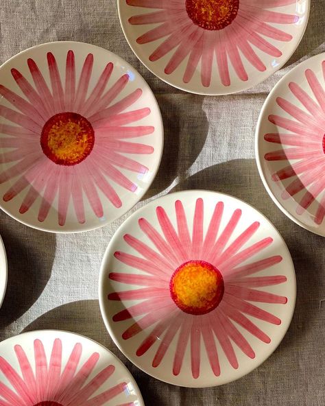 Nos assiettes Cosmos 💫 . . . #madeinportugal #artdelatable #tableware #madewithlove #maisondurable #loveyourself #selflove #potterylovers… | Instagram