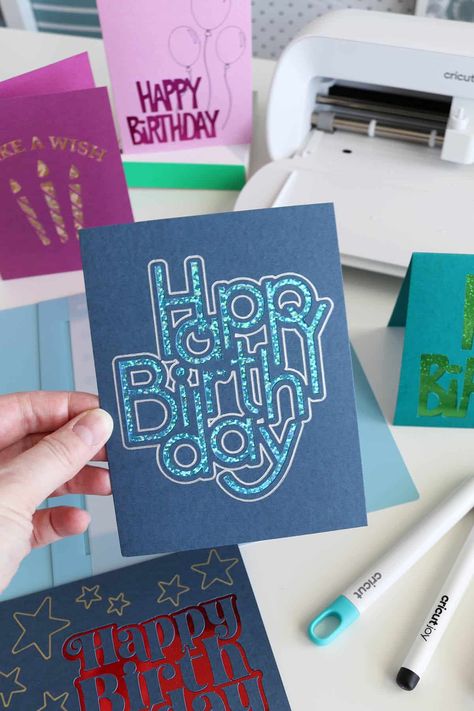 Learn how to use your Cricut Joy Xtra card mat to make cutaway cards like these and get my birthday cards project in Design Space! Cricut Cutaway Cards Free, Cricut Joy Birthday Cards, Cricut Joy Xtra, Cricut Joy Xtra Projects, Cricut Cutaway Cards, Cricut Greeting Cards, Carte Cricut, Cutaway Cards, Beginner Cricut