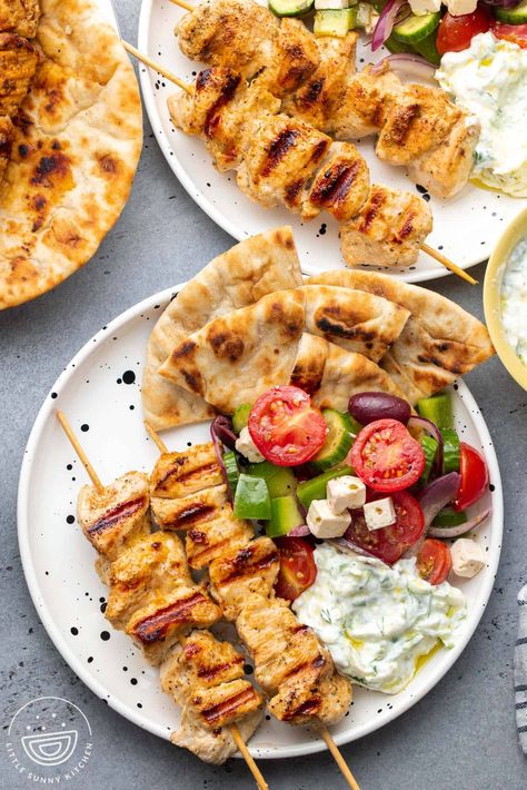 Greek Chicken Souvlaki, perfectly marinated, tender and juicy. Served with warm pita, Greek Salad, and creamy tzatziki sauce. Greek Chicken Pittas, Tzatziki Meals, Greek Recipes Dinner, Greek Street Food Recipes, Healthy Warm Meals, Healthy Greek Food, Late Dinner Ideas, Chicken Souvlaki Wrap, Greek Brunch