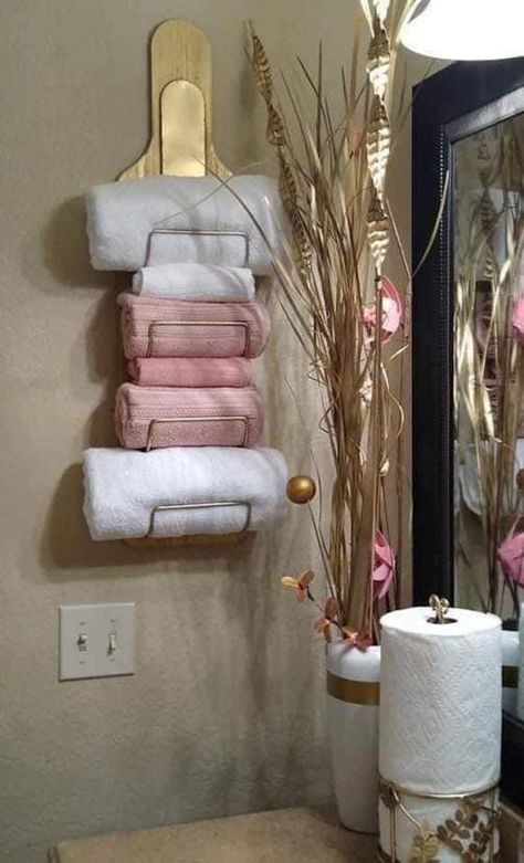 Pink And Brown Bathroom Decor, Pink And Gold Bathroom Ideas, Oasis Bedroom, Outhouse Bathroom, Classy Bathroom, Purple Bathroom Decor, Towel Folding, Towel Display, Brown Living Room Decor