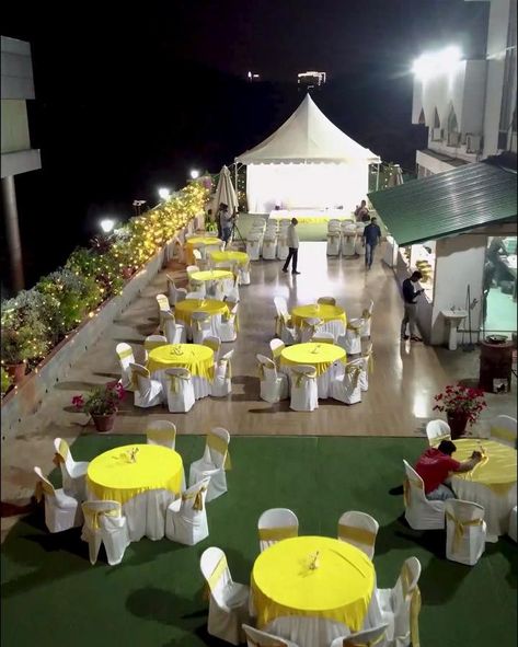 Safina Banquets on Instagram: “#Throwback to a cute, memorable Wedding Reception at our Terrace Garden! 🤵🏻👰🏻💑💐💜 • Watch full video on #IGTV • #Banquet #Rooftop…” Terrace Wedding Decoration, Terrace Wedding Decor, Rooftop Wedding Reception, Clematis Wilt, Romantic View, Small Wedding Decor, Flower Beard, Beech Hedge, White Clematis