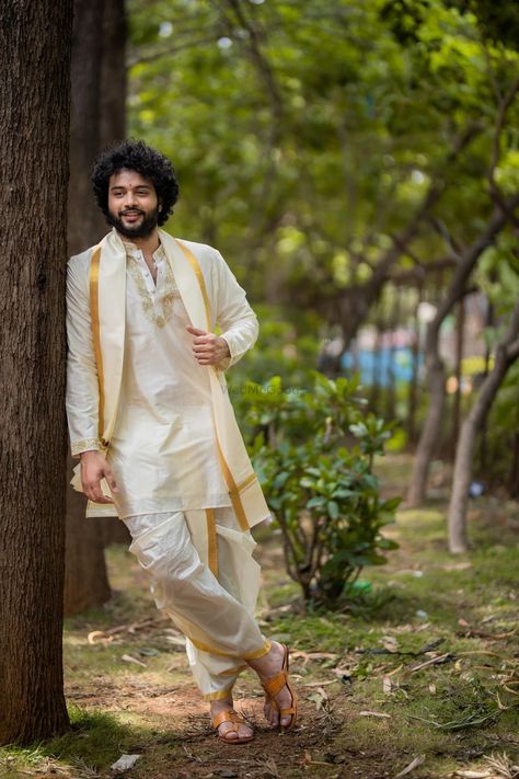 Pattu Wedding Dress For Men, Plane Kurta For Men, Pattu Dhoti For Men, Onam Outfits Ideas Men, Onam Photoshoot Ideas Men, Dothi Style Dress For Mens, Pattu Kurta For Men, Traditional Groom Attire, Traditional Outfit Men