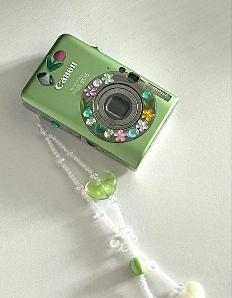 Cute Camera, Retro Gadgets, Camera Digital, Vintage Cameras, Green Aesthetic, Cute Crafts, Things To Buy, Girly Things, Little Things