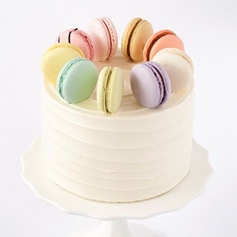 Happy Canada Day! While our stores are closed as we celebrate with our families, here is some eye candy for you. This macaron adorned cake combines two of the things that Bobbette & Belle does best, cake and French macarons! It features textured vanilla buttercream in a swirl pattern on the outside of the cake and a ring of our famous French macarons all around the outer edge of the top of the cake. #bobbetteandbelle #toronto #bakery #cake Belle Birthday Cake, Mac Cake, Macaroon Cake, Belle Birthday, Macaron Cake, Macaroon Recipes, Happy Canada Day, Pastel Palette, Pastry Shop