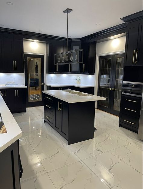 Black And Grey Kitchen, Marble Floor Kitchen, White House Interior, White Marble Kitchen, Decor Ideas Kitchen, Gray And White Kitchen, Dream Kitchens Design, Black Kitchen Cabinets, Gold Kitchen