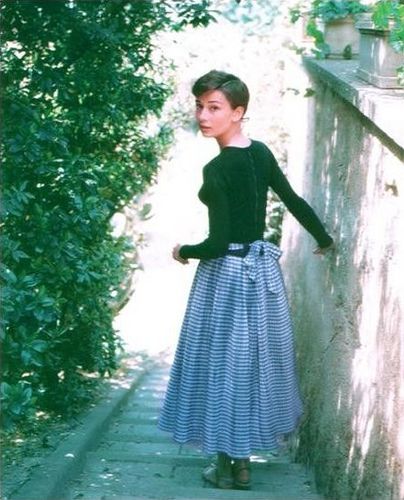 Audrey Hepburn at La Vigna, the farmhouse in Italy, 1955 while filming 'War and Peace'. Decade Fashion, Queen Tips, Ali Mcgraw, Fair Maiden, Audrey Hepburn Style, Hepburn Style, Fair Lady, Photography Beauty, Foto Vintage