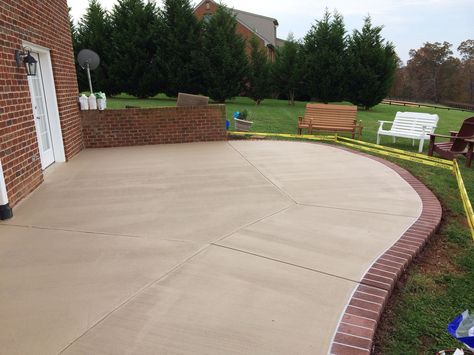 Stained concrete patio with a sprayed concrete brick border in ... Patio Border Ideas, Stained Concrete Patio, Pergola Shade Diy, Concrete Stain Patio, Brick Border, Concrete Patio Makeover, Cement Patio, Concrete Patio Designs, Concrete Patios