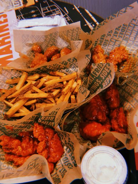 Wing Stop Aesthetic Food, Wing Stop Aesthetic, Junk Food Dinner, Food Wingstop, Wingstop Aesthetic, Food Lover Aesthetic, Wingstop Wings, White People Food, Wing Stop