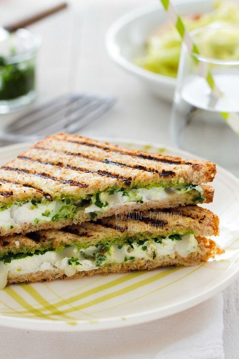 Croque-monsieur chèvre pesto Fat Loss Foods, Grilled Sandwich, Think Food, Diet Vegetarian, Chapati, Grilled Cheese, Organic Recipes, Street Food, Food Inspiration