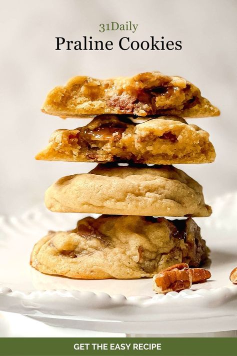 These New Orleans Pecan Praline Cookies with Salted Caramel are the most decadent, delicious, southern-inspired treat you can imagine. Think... oozing warm caramel and melty chocolate. In a cookie. That you can make in minutes. Yes, it's utterly divine. Pecan Praline Cookies, Praline Cookies, Nyc Cookies, Southern Praline, 31 Daily, Chocolate Chip Pecan Cookies, Pecan Praline, Easy Sweets, Pecan Pralines