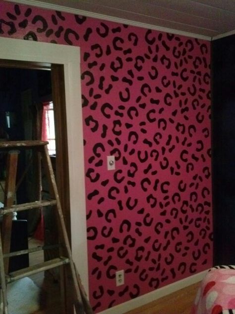 Pink Cheetah Wall. Teenage girl bedroom. Cut cheetah shape cardboard stencil. Traced shapes randomly all over. Fat brush, small to fill in shapes. Y2k Wall Design, Pink Cheetah Print Bedroom, Pink Leopard Bedroom, Y2k Bedroom Decor, Cheetah Print Bedroom, Cheetah Print Wall, Pink Black Room, Wall Painting Ideas Bedroom Teenager, Beige Room Decor