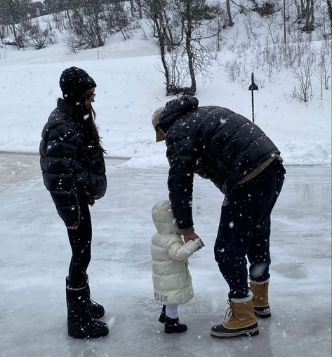 Family Ski Aesthetic, Winter Wonderland Couple, Rich Family Aesthetic, Skiing Couple, Parent Goals, Ski Fits, Switzerland Trip, Family Aesthetic, Ski Aesthetic