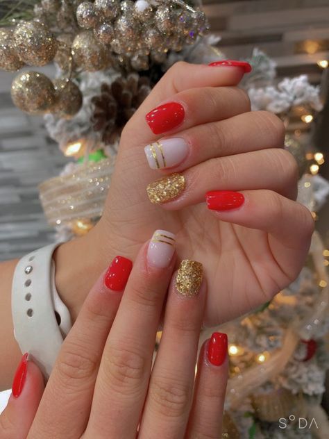 Red And Gold Nails Short Gel, Gold Red And White Nails, Glitzy Christmas Nails, Short Dip Powder Nails Christmas, White Red Gold Nails, Red And Gold Dip Nails, Red White And Gold Nails Acrylic, Red White And Gold Christmas Nails, Red White And Gold Nail Designs