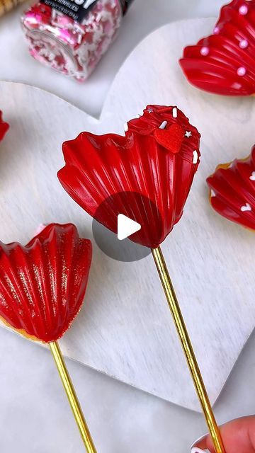 Maria Gomez on Instagram: "How sweet are these chocolate molded lemon madeleine pops using @fancysprinkles cake pop decorating kit from @walmart ♥️ #fancysprinkles #madeleine #madeleines #chocolatecovered #dippedtreats #dipped #cookiepop #cookiepops #cookiedecorating #valentines #valentinesideas #valentinesinspo #valentinestreats #valentinesbaking #valentinecookies #baking" Molded Cake Pops, Madeleine Decoration, Madeline Cake, Cute Food Recipes, Fancy Cake Pops, Maria Gomez, Valentine Cake Pop, Sprinkles Cake, Cake Pop Designs