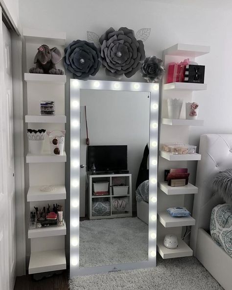 31.1k Likes, 367 Comments - Impressions Vanity Co. (@impressionsvanity) on Instagram: “We're absolutely obsessed with this #beautyroom featuring the Hollywood Iconic Full-Length…” Diy Makeup Room, Bedroom Closet Shelves, Apartment Closet Organization, Bedroom Ideas Pinterest, Closet Diy, Closet Layout, Tumblr Rooms, Closet Shelves, Diy Closet