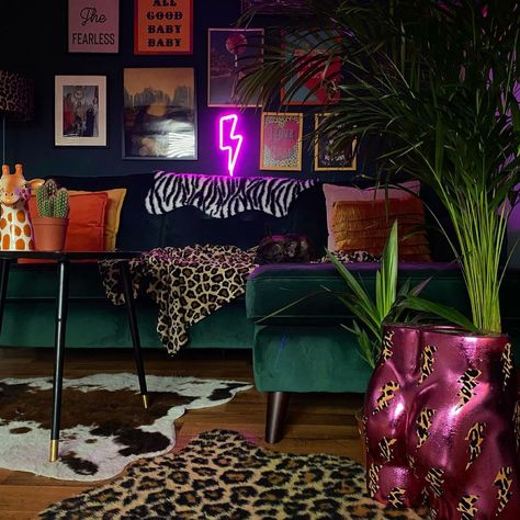 Maximalist Decor Jewel Tones, Funky Dark Bedroom, Rockabilly Living Room Ideas, Eclectic Beauty Salon, Funky Studio Apartment, Colorful Maximalist Home, Eclectic Salon, Bright Maximalist Decor, Funky House Decor