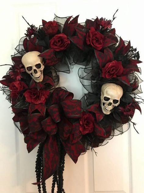 Porta Halloween, Glam Halloween, Cheap Halloween Decorations, Spooky Wreath, Skull Wreath, Den Mrtvých, Dollar Tree Halloween, Diy Halloween Wreath, Gothic Glam