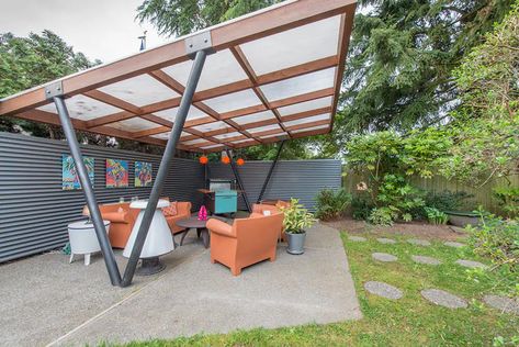 mid century patio Cement Backyard, Mid Century Modern Backyard, Mid Century Modern Patio, Modern Backyard Design, Landscaping Design Ideas, Modern Pergola, Farmhouse Landscaping, Modern Backyard, Modern Outdoor Furniture