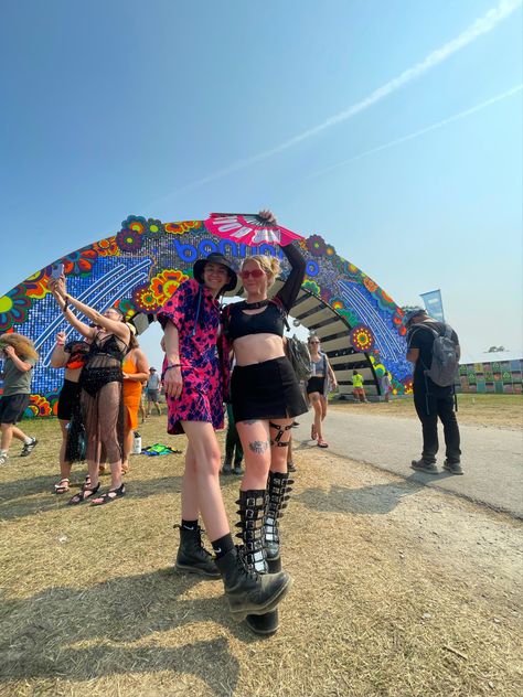 Bass Canyon Outfits, Rave Group Outfits, Bonnaroo Outfits Festival Looks, Bonnaroo Camping, Hippie Rave Outfits, Modest Rave Outfits, Bonaroo Outfit, Rave Core, Bass Canyon