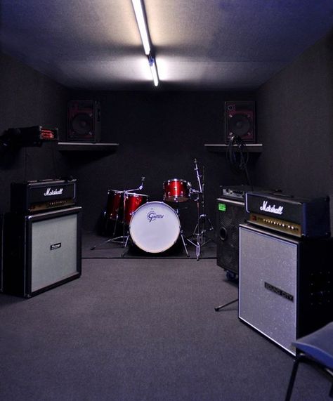 Band practice room Home Rehearsal Studio, Rehearsal Room Design, Band Rehearsal Room, Band Practice Room, Music Store Design, Drum Studio, Music Setup, Studio Music Room, Band Rooms