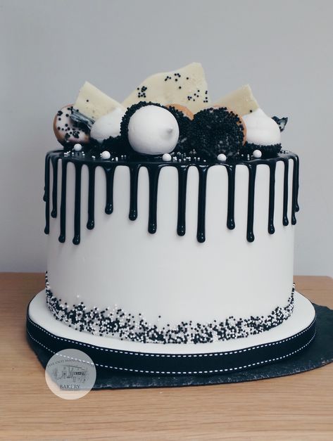 Black and white drip cake, loaded drip cakes Star Wars Torte, Bolo Drip Cake, Black And White Cake, Black White Cakes, Red Birthday Cakes, White Birthday Cakes, White Cake Recipe, Birthday Cake For Him, White Cakes