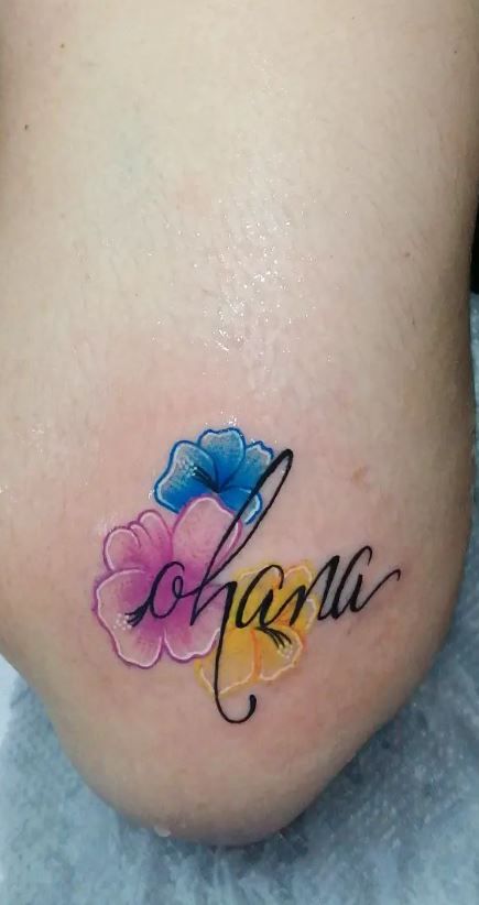 100 Unique Ohana Tattoos & Designs To Honor Your Family - Tattoo Me Now Stitch Memorial Tattoo, Tattoos To Symbolize Family, Mother Daughter Stitch Tattoos, Ohana Ankle Tattoo, Hawaiian Sister Tattoos, Mom Tattoos Sleeve, Matching Niece And Aunt Tattoo, Ohana Plumeria Tattoo, Family Disney Tattoos