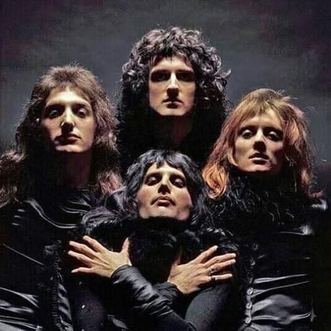 Queen Pfp, Queen Drummer, Camisa Rock, Queen Albums, Queens Wallpaper, Queen Aesthetic, Queen Photos, Roger Taylor, Queen Pictures