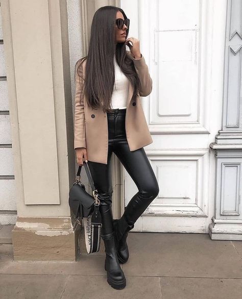 Leather Jeans Outfit, Leather Trousers Outfit, World Fashion, Leather Pants Outfit, Beige Outfit, Work Outfits Women, Faux Leather Pants, Winter Fashion Outfits, Fall Outfits Women