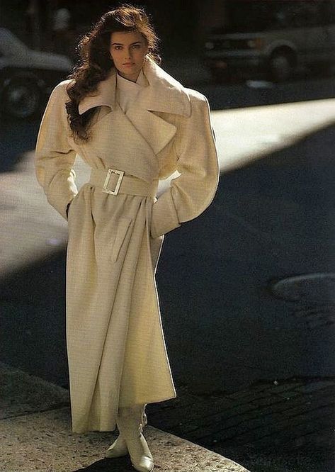 Paulina Porizkova for Vogue Paris 1986 by Arthor Elgort. #fashion #80sfashion #ootd #ootdfashion #white #coat #trench #trenchcoat Paulina Porizkova, Fashion 1980s, New Retro Wave, Original Supermodels, 80's Fashion, Fashion 80s, 80s And 90s Fashion, Power Dressing, 1980s Fashion