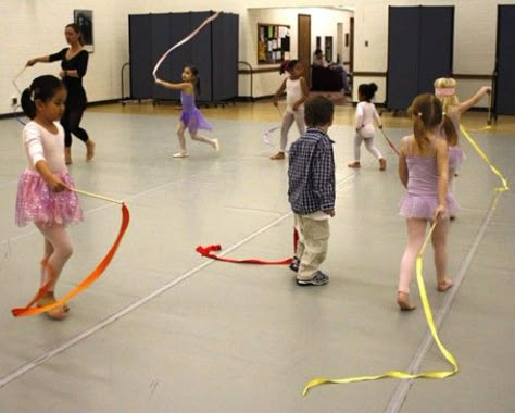 Teaching young children can be a challenge. Getting them moving is a great way to assist in their development while engaging their creativity. Dance Class Ideas, Movement Preschool, Dance Business, Zumba Kids, Teacher Magazine, Creative Dance, Teaching Dance, Video Sport, Toddler Dance