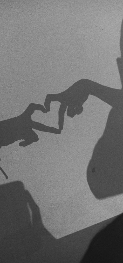 Hands Making A Heart Aesthetic, People Making Heart With Hands, Heart With Fingers Aesthetic, Heart With Hands Aesthetic, People Holding Hands Aesthetic, Love Hand Wallpaper, Finger Heart Couple, Hands Making A Heart Drawing, Aesthetic Finger Heart