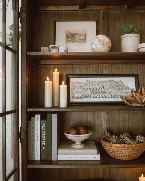 Living Room Wall Entertainment Center, Under Shelf Decor, Timeless Holiday Decor, Living Room Shelf Ideas Wall Shelves, Styling Open Bookshelves, Built In Bookshelf Styling, Cabinet Shelf Decor, Built In Shelf Decor, Shelf Decor Ideas