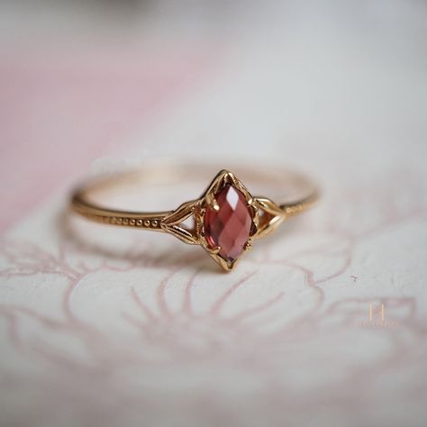 10K Gold Natural Garnet Marquise Shape Rose Cut Vintage - Etsy Simple Ring Designs Gold With Stone, Dainty Art Deco Ring, Gemstone Engagement Rings Marquise, Princess Cut Gemstone Ring, Vintage Dainty Wedding Rings, Garnet Art Deco Ring, Single Gem Ring, Hand Carved Engagement Ring, Engraved Rings For Women