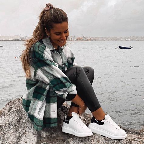 10 looks con zapatillas blancas: ideas de estilo vistas en Instagram Cold Summer Outfit, Casual Oufits, Engagement Photo Outfits Fall, Urban Style Outfits, Outfit Primavera, Outfit Mujer, Fall Fits, Cold Weather Outfits, Sporty Outfits