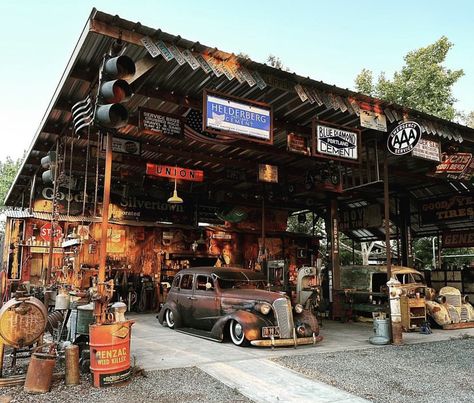 Barn Workshop Ideas, 50s Garage, Garage Aesthetic, Industrial Garage, Mobile Coffee Shop, Creative Woodworking, Car Barn, Barn Garage, Old Garage