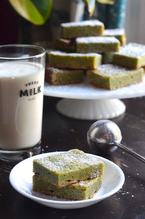 Mochi Brownie Recipe, White Chocolate Blondies Recipe, Chocolate Blondies Recipe, Matcha Brownies, Tea Desserts, Matcha Mochi, Chocolate Blondies, Pistachio Dessert, Butter Mochi