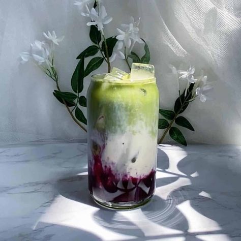 Blueberry Lavendar Drinks, Blueberry Matcha Smoothie, How To Make A Matcha Latte At Home, Matcha Latte Recipe Healthy, Blueberry Latte Recipe, Cafe Drinks Ideas, Coffee Shop Recipes, Blueberry Matcha Latte, Lavender Matcha Latte