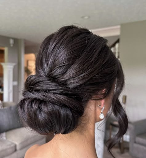 Trendy Bun Hairstyles, Hair Bun Styles, New Year New Hair, Trendy Bun, Textured Hairstyles, Low Bun Wedding Hair, Cute Bun Hairstyles, Curly Bun Hairstyles, Formal Hairstyles For Long Hair